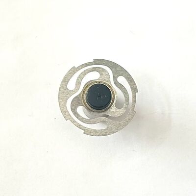 Valvola composita di metallo-gomma. Parti metalliche lavorate. Componente di controllo automobilistico.