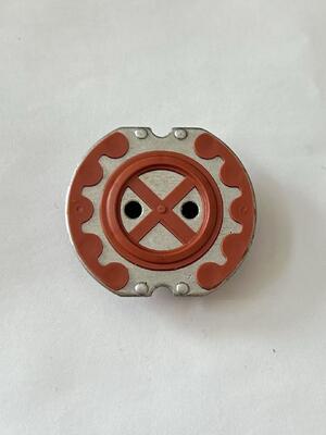 Diaframma composto di gomma e metallo. Parti metalliche lavorate. Sigillo di controllo automobilistico.