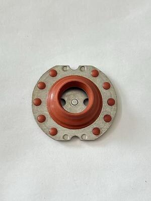Diaframma composto di gomma e metallo. Parti metalliche lavorate. Sigillo di controllo automobilistico.